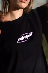 Remera negra de algodón con estampado frontal con la palabra 'retrofish' en color lila.