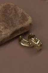 Aros tipo argollas de diseño artesanal con acabado texturizado y forma irregular. Fabricados en bronce y alpaca, con pernos y cierres de plata 925.