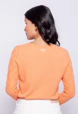 Cardigan verde agua de tejido de punto con tramado en forma de zigzag y botones nacarados. Es de manga larga y cuello a la base.