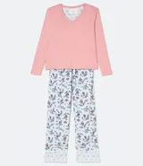 Pijama de dos piezas confeccionado en viscolycra. Incluye una blusa de manga larga con cuello en V y un pantalón largo con cintura elástica, cordón ajustable y estampado floral.
