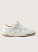 Championes Vans Hylane Vintage, color blanco con suela de goma marrón, diseño robusto de inspiración retro con la icónica franja lateral y cordones anchos.