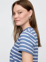 Remera de manga corta con diseño de rayas horizontales en color marrón y blanco, confeccionada con cuello redondo al tono.