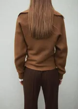 Sweater de punto marrón de manga larga, con cuello polo y solapas amplias.
