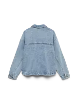 Campera de denim azul oscuro con cierre frontal de botones metálicos, bolsillos frontales aplicados y cuello camisero, de corte recto y holgado.