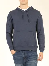 Sweater deportivo con capucha y cordones ajustables, bolsillo canguro frontal. Color verde oliva jaspeado.