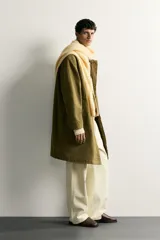 Parka relaxed fit confeccionada en denim de algodón color verde militar, con cuello solapa, bolsillos de vivo en la cadera y cierre frontal con cremallera oculta por solapa con botones a presión.