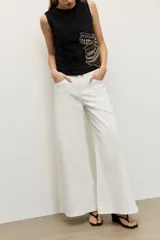 Jean wide leg color crudo de tiro alto y corte amplio.