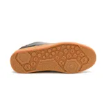 Sneaker Caterpillar modelo Pause Retro para mujer, de diseño urbano con capellada de cuero negro y detalles en gamuza. Presenta costuras en contraste, talón en tono rosado y suela de goma color caramelo con textura de panal.