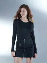 Body negro de manga larga con cuello redondo y tejido liso.