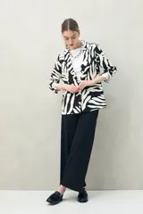 Pantalón jean ancho de tiro alto color azul oscuro, con bolsillos delanteros amplios y corte palazzo.