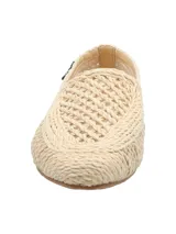 Mocasín de mujer RKF modelo Rita, elaborado en rafia natural de color beige, con diseño tejido, punta redonda y suela plana.