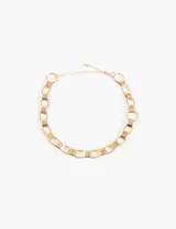 Collar corto dorado con eslabones rectangulares y cierre de mosquetón con cadena de alargue.