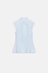 Camisa de algodón sin mangas con cuello solapa, diseño a rayas celestes y blancas, pliegues en la cintura y bajo evasé. Cierre frontal con botones ocultos.