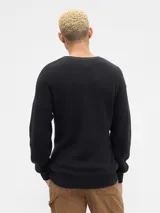 Buzo de tejido de punto con cuello en V, manga larga y puños acanalados.
