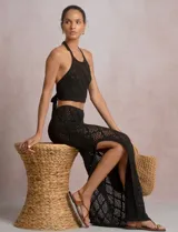 Top crop de tejido calado negro, marca Elan, con escote halter y diseño de rombos.