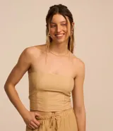 Blusa de viscosa color beige con rayas verticales finas, escote recto y elástico en la espalda.