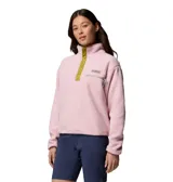 Polar Columbia modelo Helvetia II Cropped de color rosado, confeccionado en tejido suave de corderito. Cuenta con cuello alto con botones a presión en color verde oliva, bolsillo con cremallera en el pecho y mangas largas.