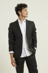 Traje de corte slim fit compuesto por saco de dos botones y pantalón de vestir a juego. Presenta una silueta moderna y entallada.