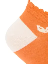 Calcetín corto de mujer color naranja, con detalles en blanco en la puntera y el talón. Presenta un borde ondulado y un pequeño logo de pato en blanco en el tobillo.