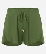 Short de playa color verde militar, confeccionado en crepé, con cintura elástica fruncida, lazo de ajuste con punteras metalizadas y aberturas laterales redondeadas.