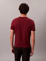 Remera de manga corta Calvin Klein, confeccionada en tejido liquid stretch de algodón con elastano. Presenta cuello redondo y logo de la marca bordado tono sobre tono en el pecho.