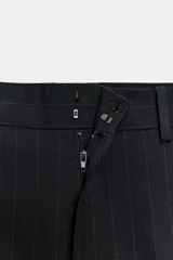Pantalón de tiro alto con diseño de raya diplomática, corte recto y raya planchada en el delantero. Cuenta con cintura con trabillas, bolsillos laterales y bolsillos de vivo en la parte trasera. Cierre frontal con cremallera, botón y ganchos metálicos.