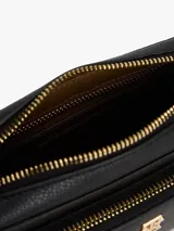 Cartera tipo bandolera de Tommy Hilfiger, color negro con acabado granulado. Presenta cierre de cremallera, bolsillo frontal con cierre, insignia del monograma TH en metal dorado y correa extraíble.