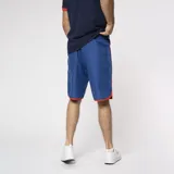 Short de baño azul con vivos rojos y escudo del Club Nacional de Football en la pierna izquierda.