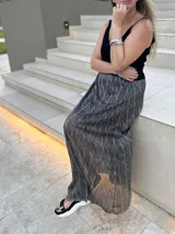 Falda larga plisada color plateado y negro con cintura elástica.