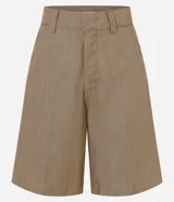 Short midi de sastrería marca Marfinno, color tostado, con cintura sastrera con pasadores, pinzas delanteras, bolsillos laterales y cierre frontal con gancho.