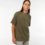 Camiseta verde militar de manga corta con cuello redondo y corte estándar.