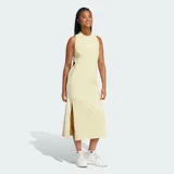 Vestido midi de corte recto sin mangas, color amarillo claro, con cuello redondo y las clásicas tres tiras blancas de Adidas a lo largo de los laterales.