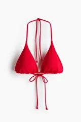 Top de bikini triangular color rojo, con relleno extraíble, tiras ajustables para atar en el cuello y la espalda, y detalle de cuentas en el frente.