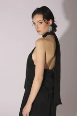 Blusa sin mangas color gris azulado, con cuello alto y escote halter.