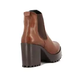 Bota de cuero color chocolate, con elástico lateral, plataforma y taco cuadrado.