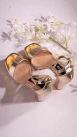 Sandalias plateadas con plataforma y taco cuadrado, tira delgada sobre los dedos y tobillera con hebilla.