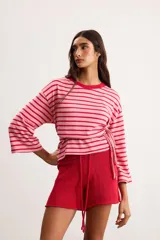 Short de tejido de punto color rojo, de silueta ajustada, cintura elastizada con cordón ajustable y textura suave.