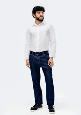 Camisa de vestir manga larga en color blanco, con corte super slim, cuello clásico y cierre frontal de botones.