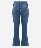 Pantalón de jean corte flare cropped, con tiro medio, bolsillos funcionales y cierre frontal con botón y cremallera. Presenta un diseño ajustado en caderas y muslos con una suave apertura en la parte inferior.