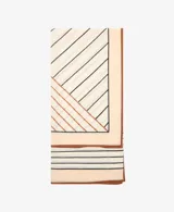 Fular cuadrado de lana con estampado geométrico en tonos beige, marrón y negro, con bordes definidos.