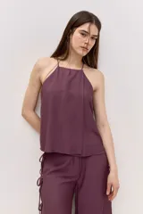 Blusa bordó de tiras finas con cuello halter y caída suave.