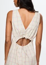 Vestido largo de algodón con diseño evasé, cuello redondo y sin mangas. Presenta un estampado de cuadros sutiles en tonos pastel y cuenta con una abertura en la espalda con cierre de lazo.