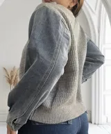 Sweater gris de punto con mangas largas de jean.