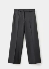 Pantalón de vestir negro de corte recto y tiro medio, con bolsillos laterales y trabillas para cinturón. Incluye un cinturón delgado a juego.