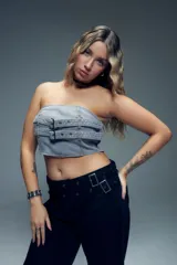 Top strapless de denim gris con diseño estilo corset, presenta doble tira ajustable con hebillas metálicas en el frente y cierre en la espalda.