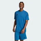 Remera deportiva Adidas de manga corta, color azul, con cuello redondo y diseño de tres franjas negras en los hombros. Presenta el logo de la marca en el pecho y está confeccionada con tecnología Climacool para una gestión eficiente del sudor.