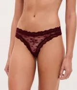Kit de tres bombachas tipo bikini confeccionadas en encaje floral con forro de algodón. El set incluye una prenda roja, una bordó y una negra.