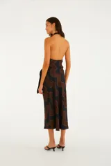 Falda midi fluida de talle alto con estampado geométrico de ondas en tonos negro y marrón.