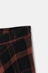Falda midi de tiro alto con diseño acampanado y estampado de cuadros en tonos negro y marrón. Cuenta con cierre lateral oculto.
