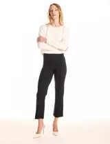 Pantalón cigarette Allie Rose color marrón, de tiro alto, confeccionado en tejido elastizado. Presenta un corte ajustado que se mantiene recto hacia el ruedo, terminando por encima del tobillo. Diseñado con pretina ancha y plana sin cierres ni botones, y una costura vertical pronunciada a lo largo de cada pierna.